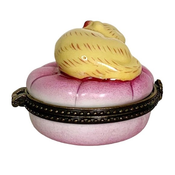 VINTAGE PORCELAIN SLEEPING CAT ON PILLOW HINGED TRINKET BOX - Picture 5 of 10